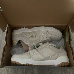 Cool- Class Sketchers, Natural Colors Size 6 in Big Kids